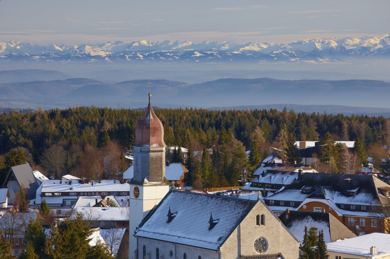 Höchenschwands schöne Kirche, schneebedekt.