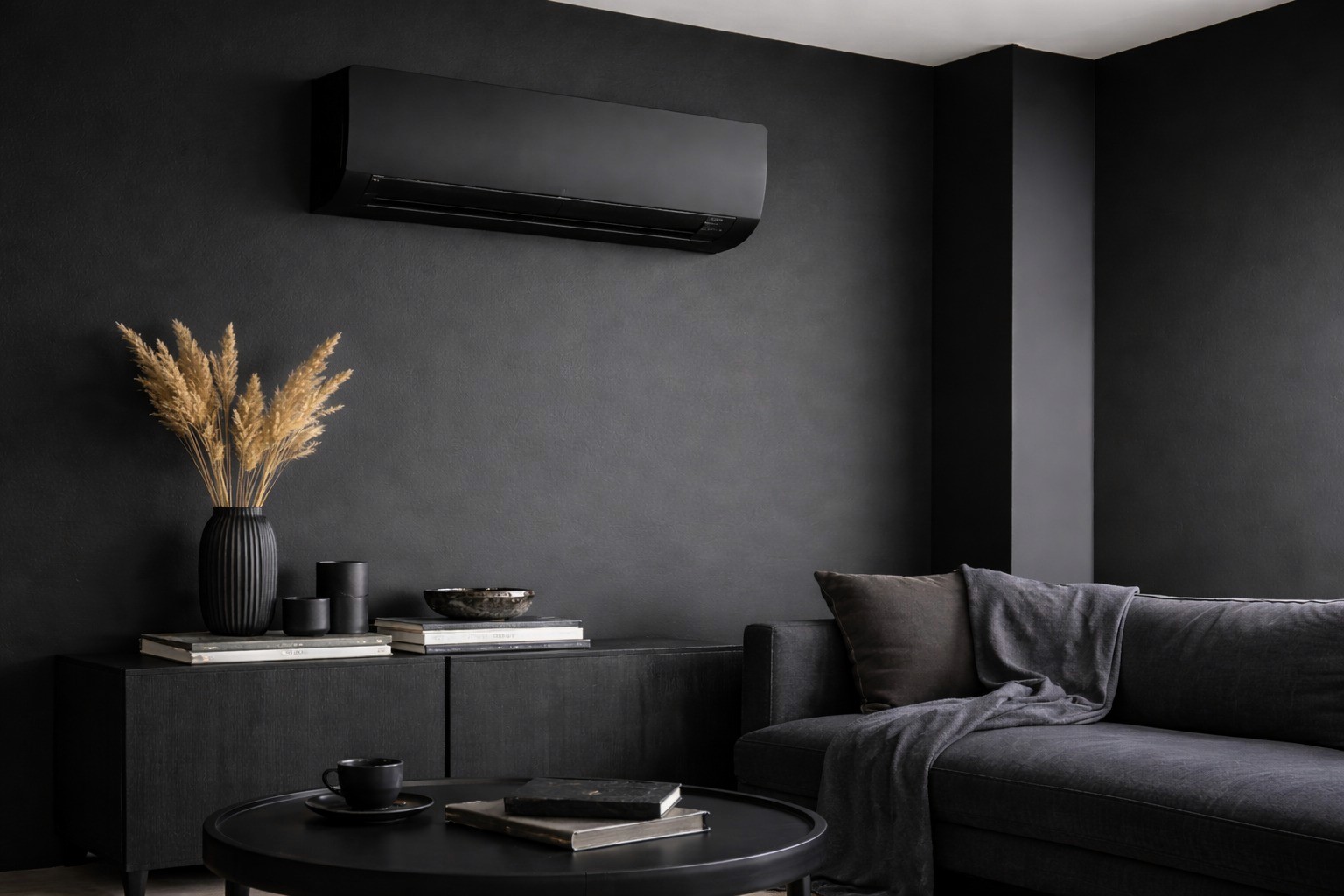 Eine schwarz folierte Design-Klimaanlage, die optisch perfekt mit einer dunklen Wand in einem modernen Wohnzimmer verschmilzt.