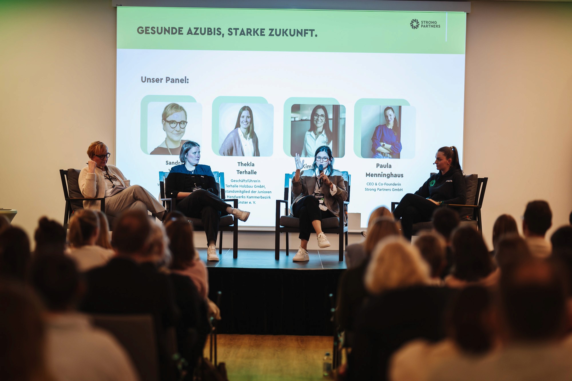 Vier Damen sitzen auf der Bühne, während sie über die Gesundheit von Azubis in ihren Unternehmen diskutieren