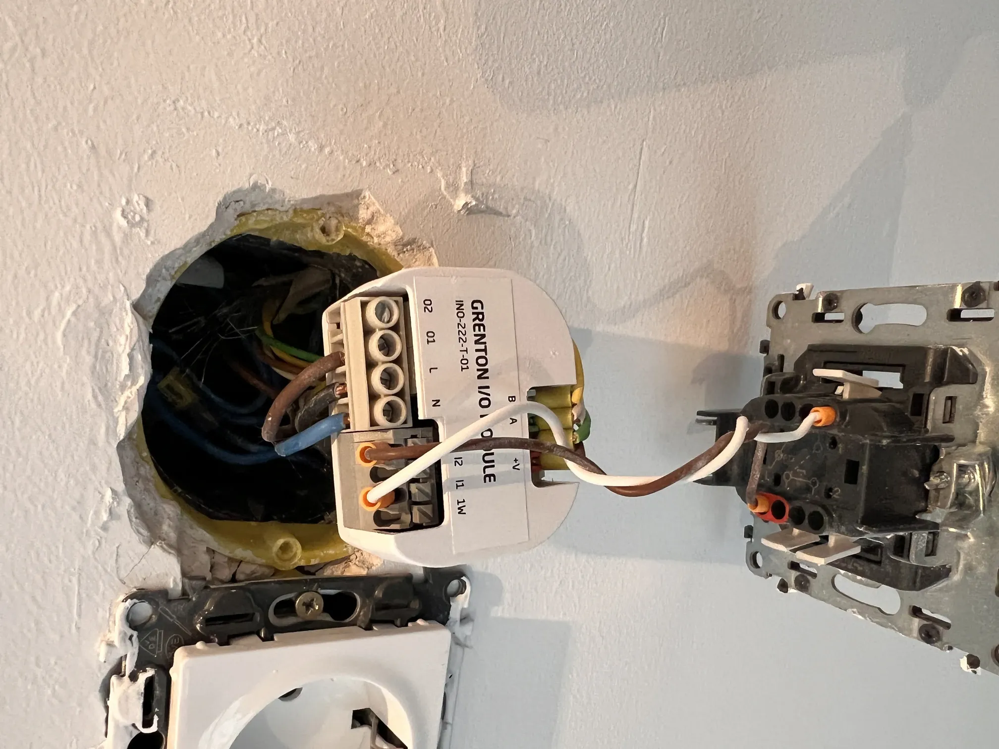 Uj Grenton I/O modul beszerelese fali kapcsolodobozba, szabalyos kabelek bekotesevel