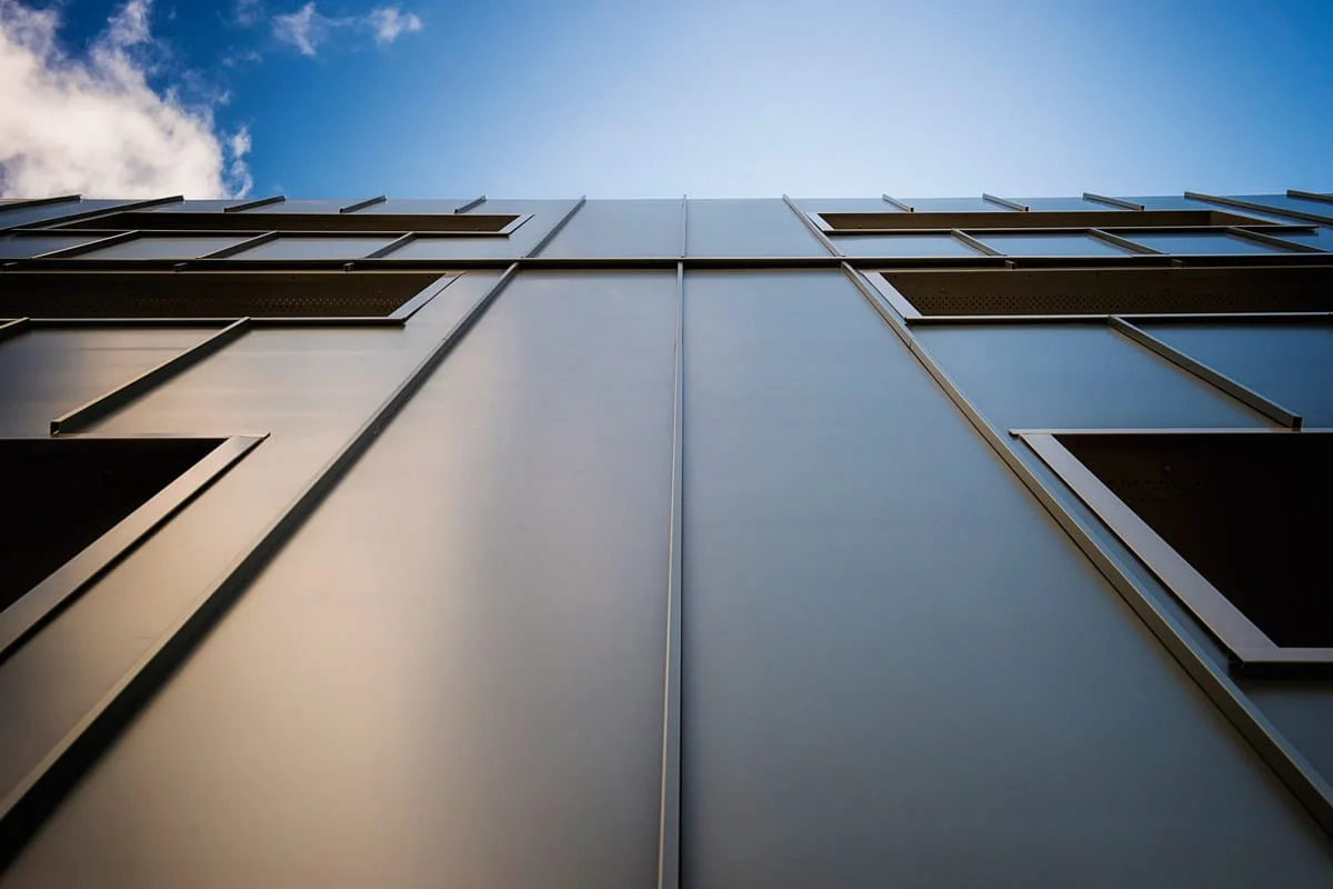 Façade d’immeuble contemporain en aluminium vue en contre plongée – photo immobilière architecturale Lille 2025