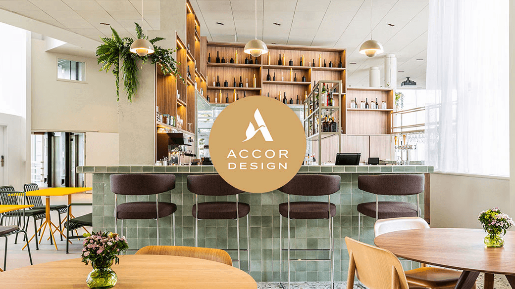 Logo Accor Design sur photographie de bar design d'hotel