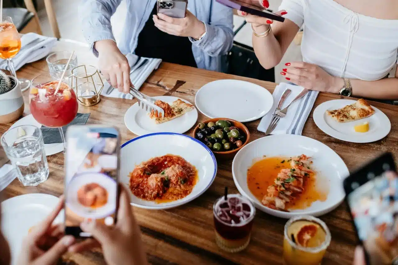 faire des photos pour les réseaux sociaux au restaurant