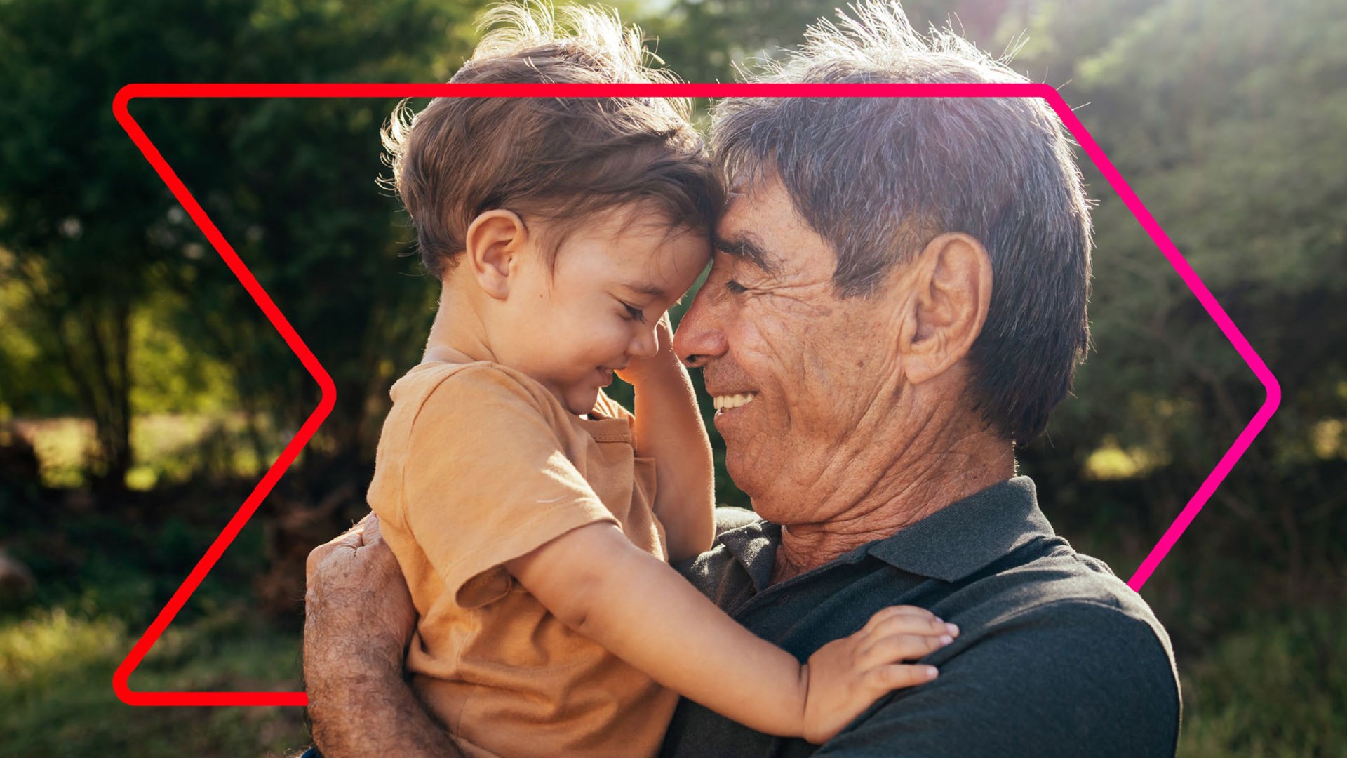 Photo d'un homme âgé et d'un jeune enfant se souriant tendrement, front contre front. Ils sont entourés d'un cadre graphique rouge vif en forme de flèche.