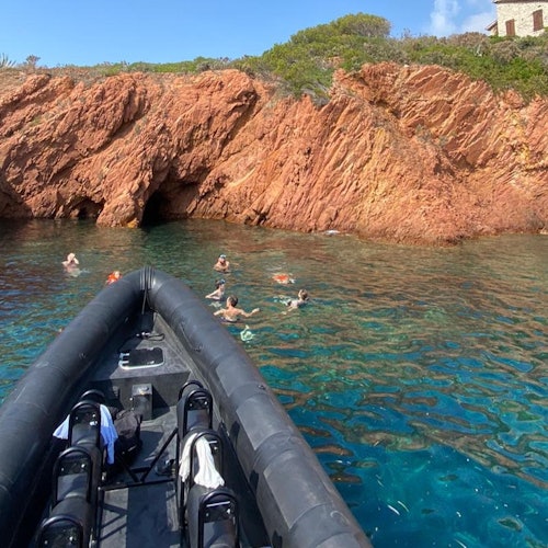 Leverandørens svarte RIB-båter med jockeyseter