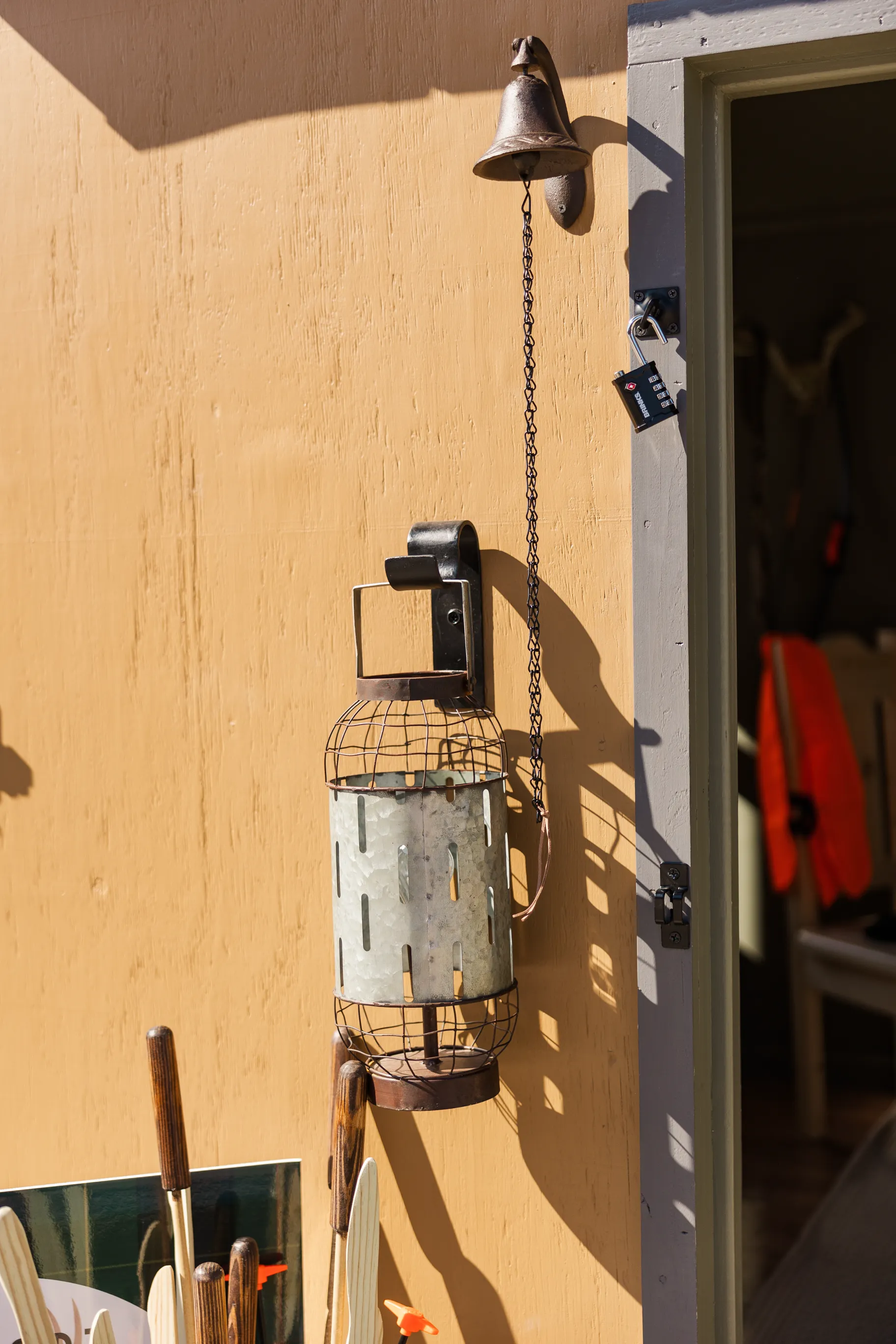 Luxury table setting by Sarah Overall Events with pink embroidered napkins, gold-rimmed plates, floral arrangements, and personalized menus in Shreveport.