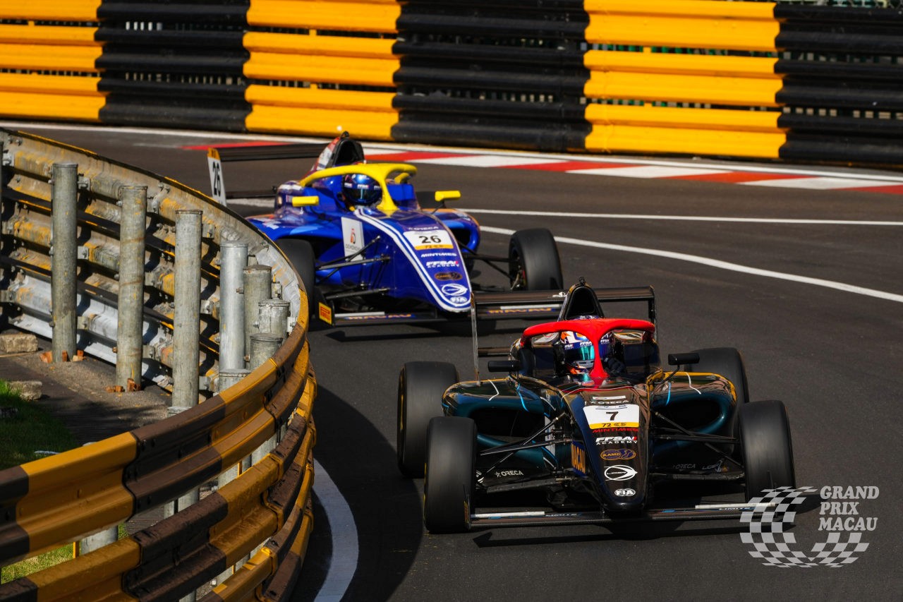 Jules Roussel leads the pack at the Macau Grand Prix FIA F4 World Cup