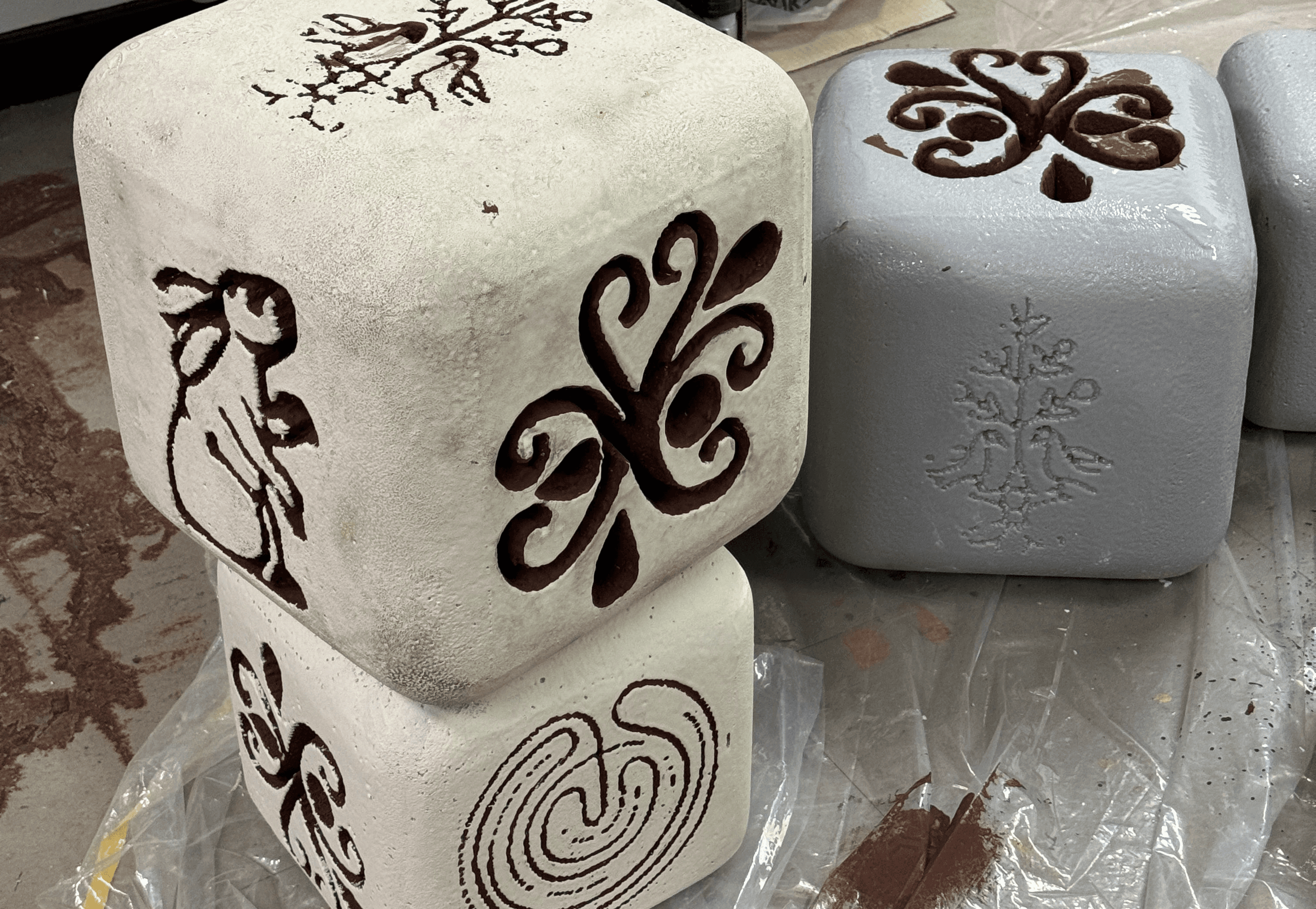 시멘트계 코팅 및 핸드 페인팅 단계의 큐브 오브제 — 뮤직비디오 촬영 소품 제작 / Cement-coated cube sculptures with hand-painted decorative motifs — MV prop fabrication