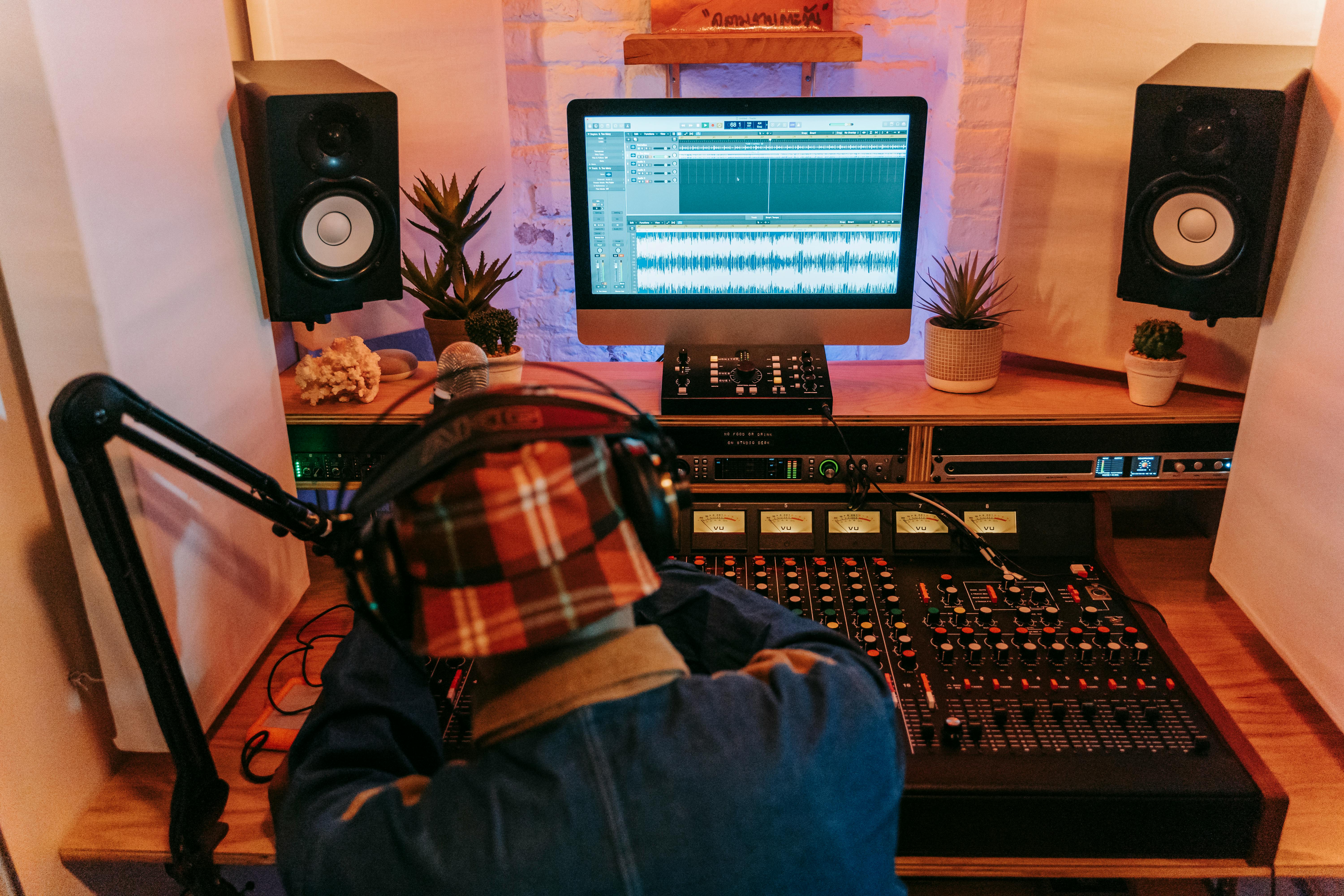 man in black crew neck t-shirt wearing black headphones
