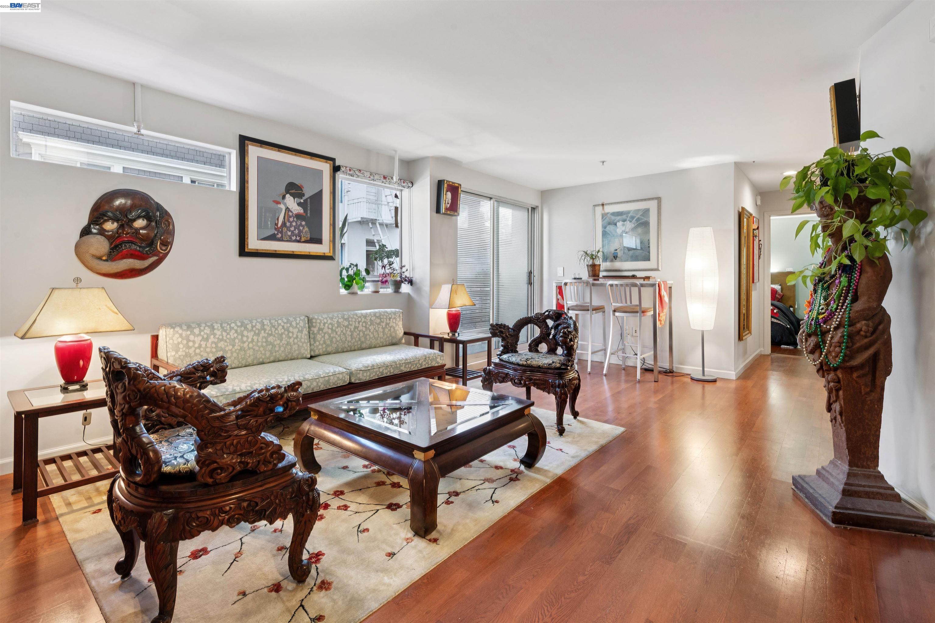 220 Hollister Avenue interior