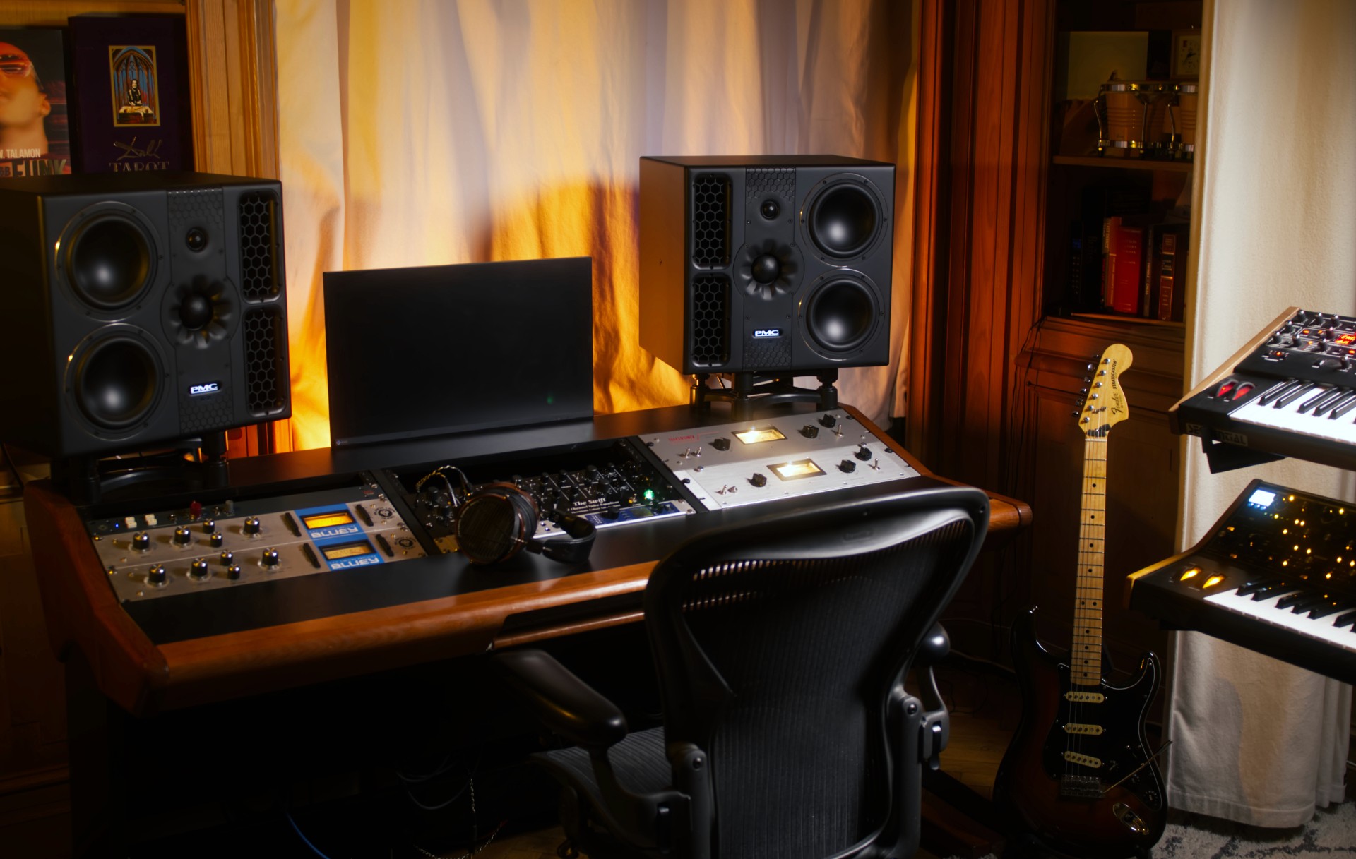 Studio d'enregistrement a paris. Microphones Neumann, sontronics. Compresseur analogique 1176 et LA-2a. Limiteur. Enceintes PMC 6-2, speakers, haut-parleur, monitoring. Thermionic culture swift EQ. RME interface audio fireface 2. Logic pro et pro tools, Fender stratocaster, synthetiseur analogique moog et dave smith sequential prophet 6. chaise herman miller. casque audio professionel audeze LCD-2 LCD-2c. Preamp preampli preamplificateur BAE 1073 Neve. Black lion audio bluey. paris 8 eme arrondissement. enregistrement vocal, production, mix, mastering.