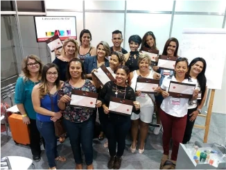 Alunos da Cláudia Matta mostrando o certificado juntos