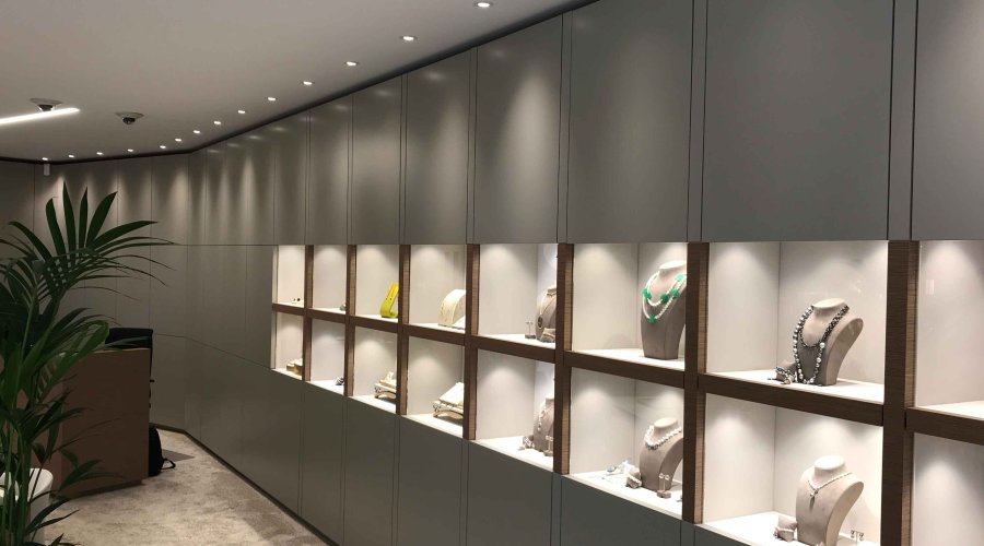 Schmuckausstellung in edler Boutique. Halsketten, Armbänder und Ohrringe beleuchtet. Exklusive Juwelierware