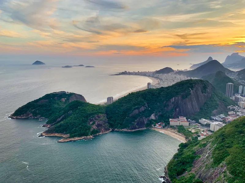 Vista aérea do litoral do Rio de Janeiro ao pôr do sol