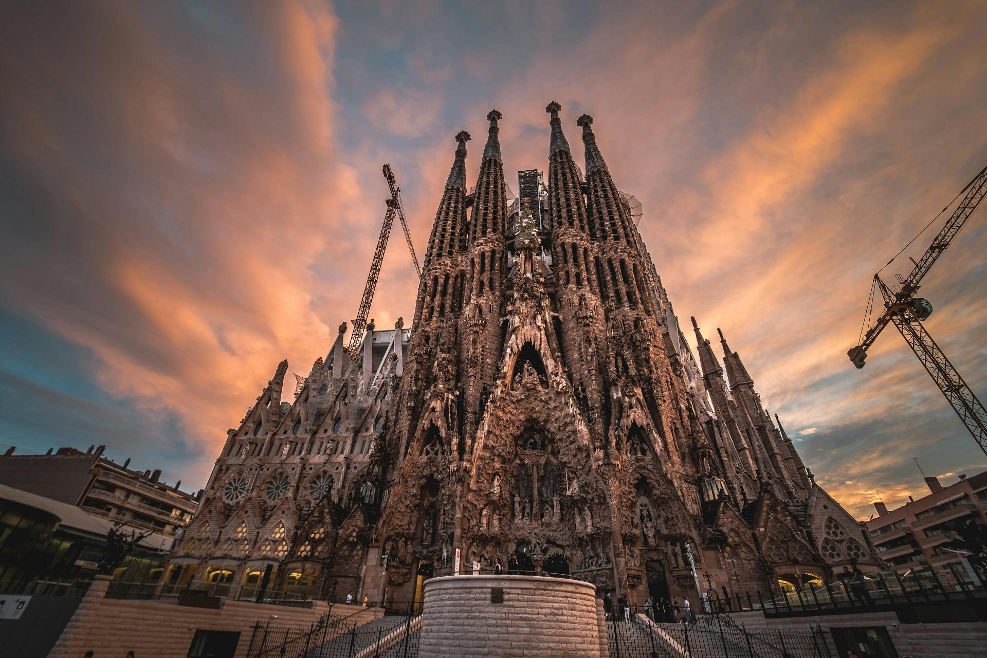 De Sagrada familia in Barcelona met een mooie zonnige achtergrond.