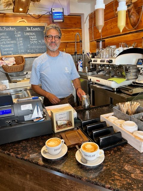 Ein Verkäufer in seinem kleinen Laden