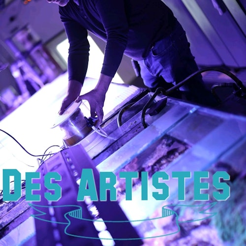 Person, die Ausrüstung unter violetter Beleuchtung neben einem leuchtenden Tank einstellt. Textüberlagerung zeigt "DES ARTISTES" mit dekorativen Linien.