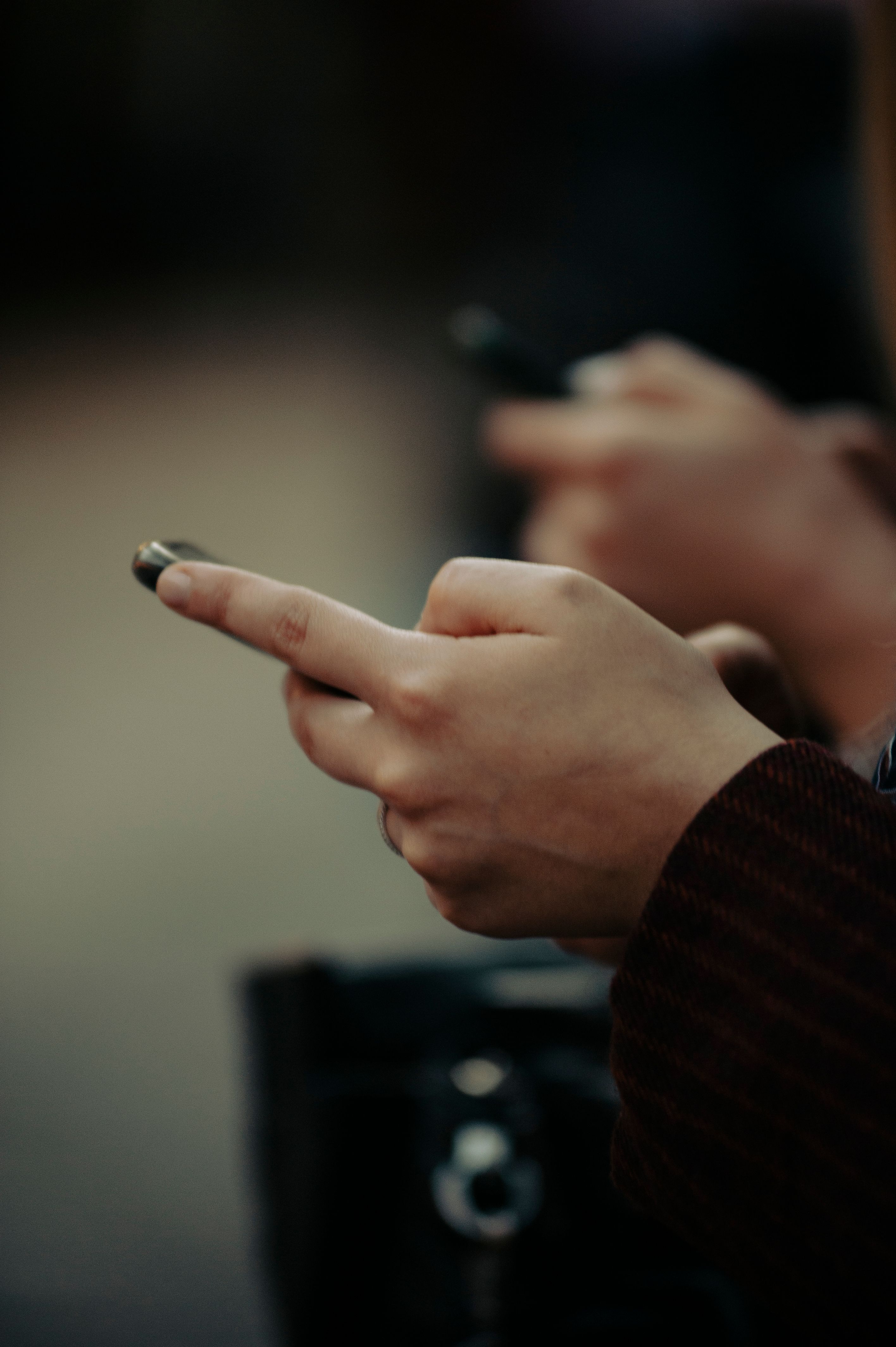 detailed-photo-of-hands-holding-smartphones-outdoors,-showcasing-modern-technolo - alexander-zvir (pexels)