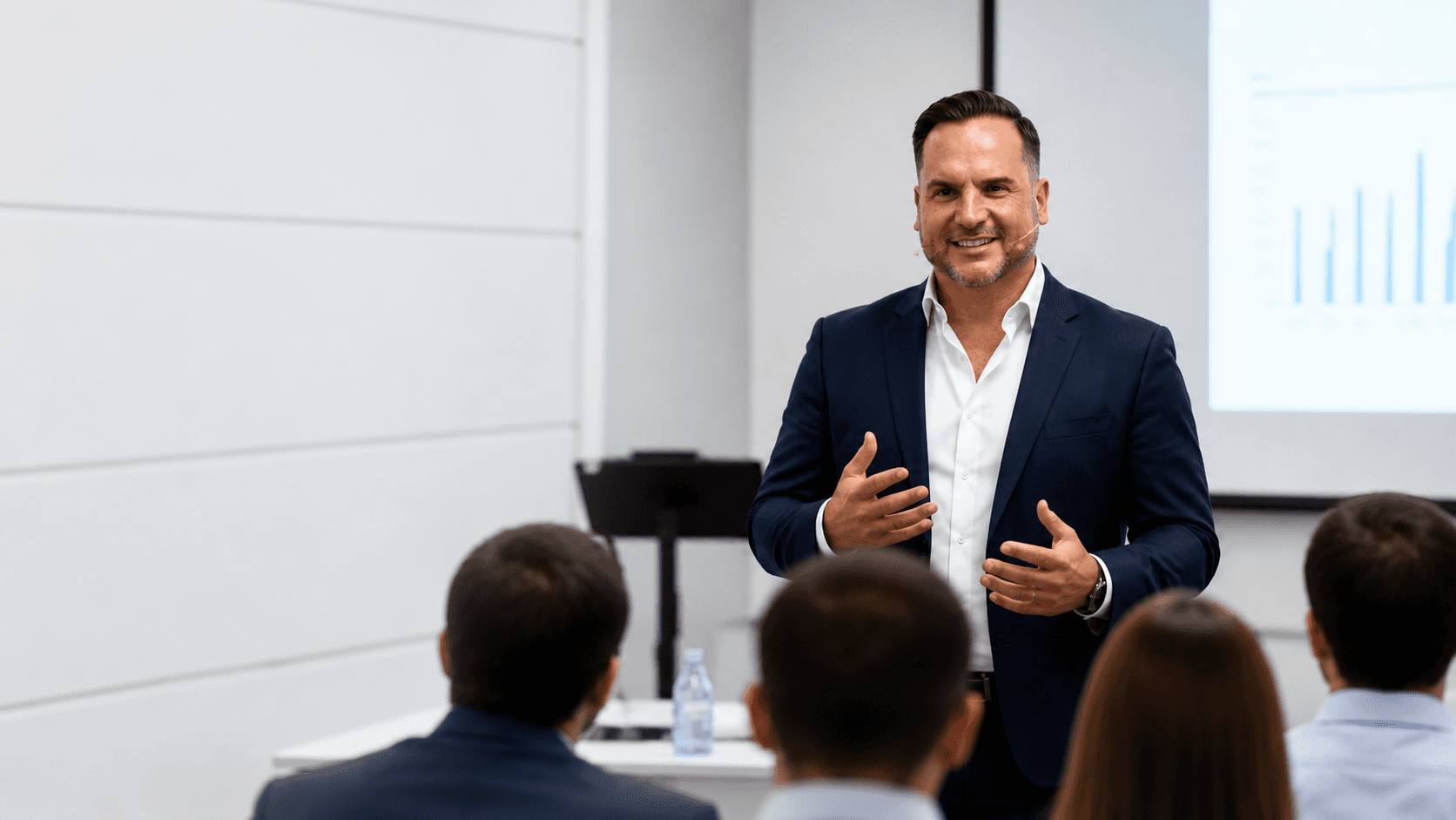 Consultor de AF Innovación presentando los servicios de AF Canarias a clientes