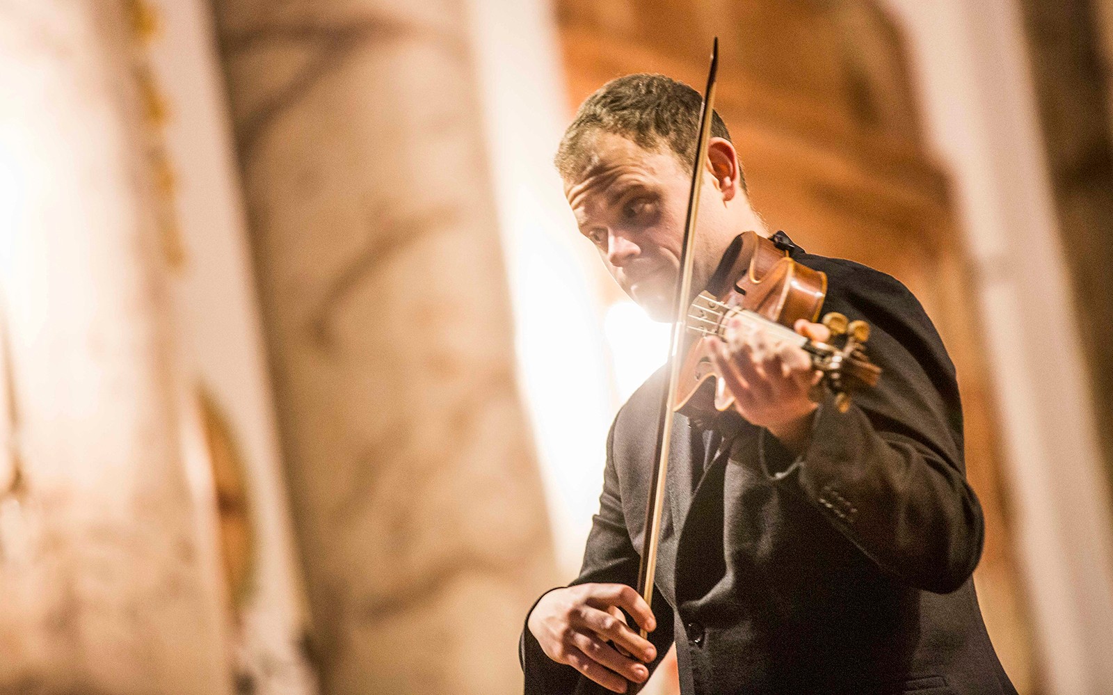 Pemain biola tampil di konser Vivaldi’s Four Seasons di Karlskirche, Wina.