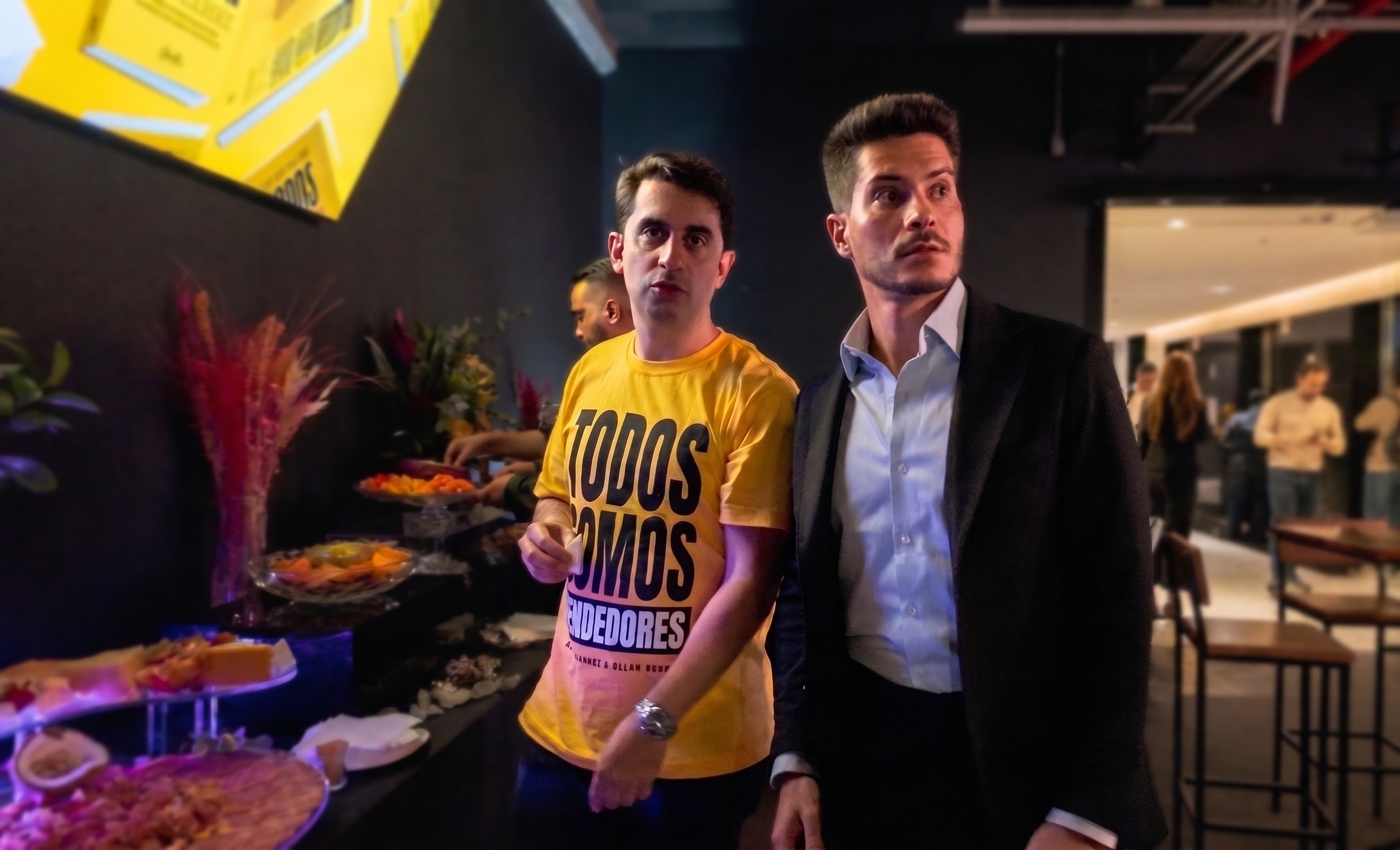Convidados circulando perto do buffet em evento corporativo