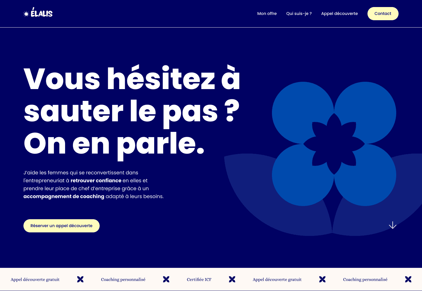Hero de la page d'accueil de Élalis, avec une accroche disant "vous hésitez à sauter le pas ? On en parle." et avec une fleur utilisée dans la charte graphique d'Élalis.