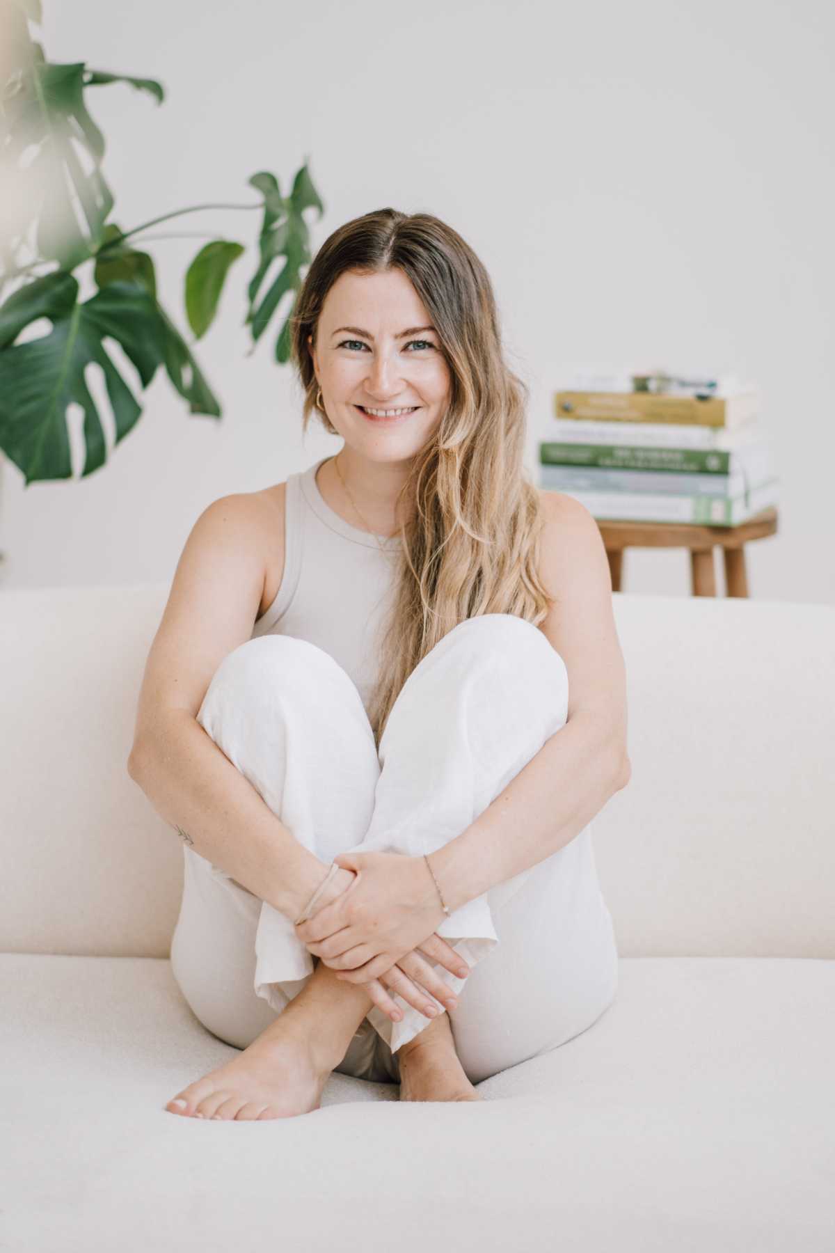 Antonia sitzt lächelnd auf Couch