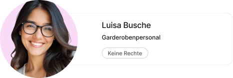 Junge braunhaarige Frau, die zum Garderobenpersonal einer Veranstaltung gehört