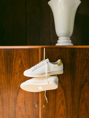 Dans le lookbook de la marque Danoise Another Aspect, le mannequin porte un costume gris et une chemise blanche