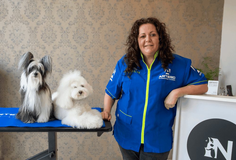 Elisabet Rovira posa con unos perros