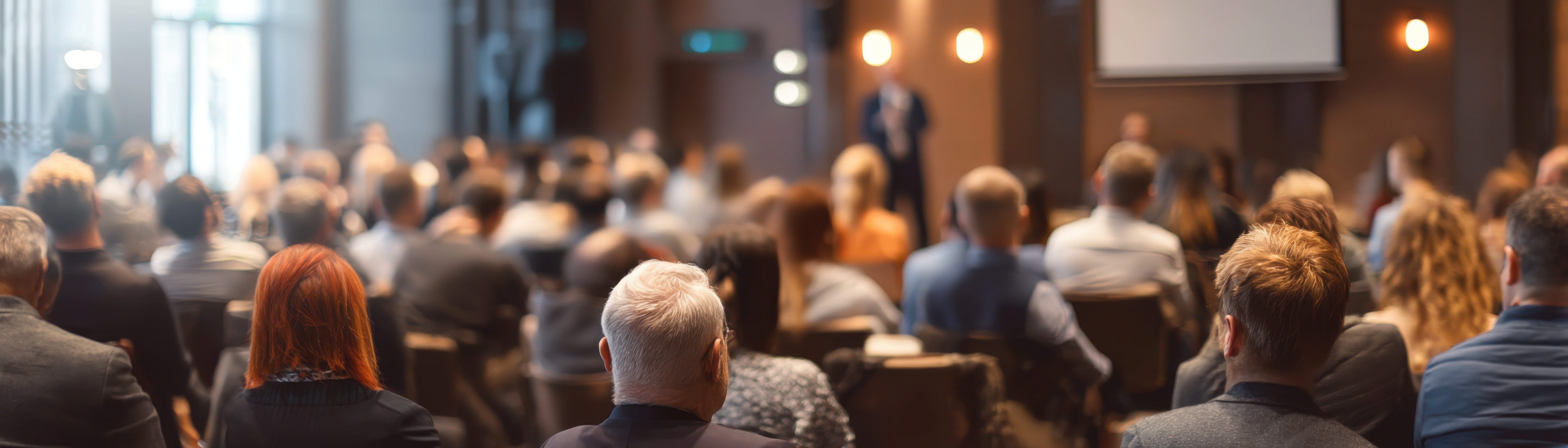 Führungskraft, die sich an ein Publikum wendet und dabei Führungsverantwortung, politische Richtung und sichtbares Engagement im Bereich der Governance von Managementsystemen symbolisiert.