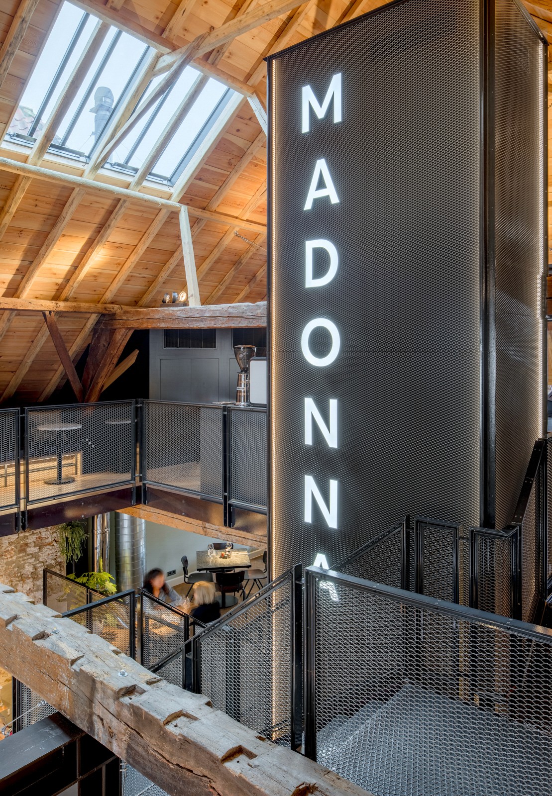 Positive Space, Madonna - schacht