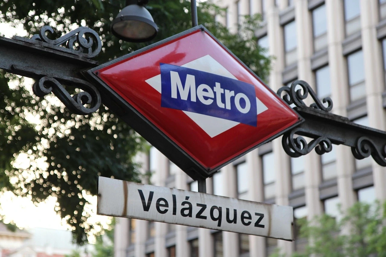 Cartel de la estación de Metro Velázquez en Madrid, España. Utiliza nuestra billetera digital para pagar transporte público en Europa de forma rápida y sin contacto.