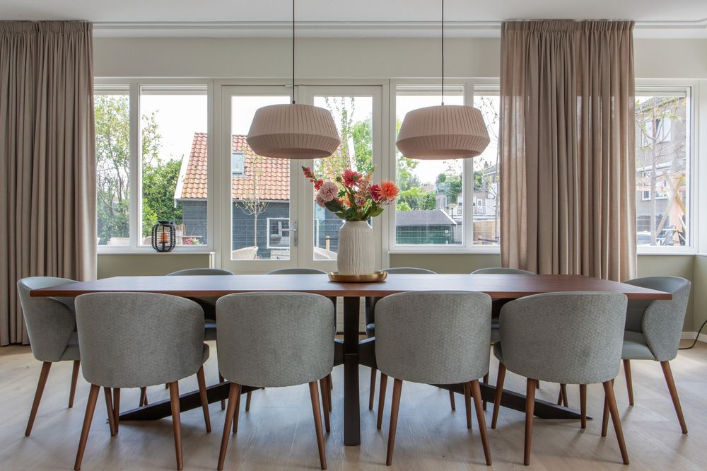 eettafel licht blauwe stoelen 