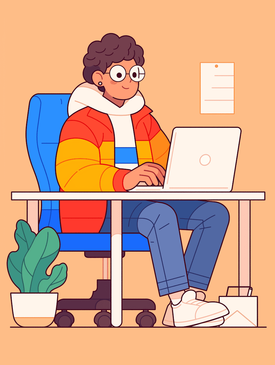 En smilende person som sitter med en laptop