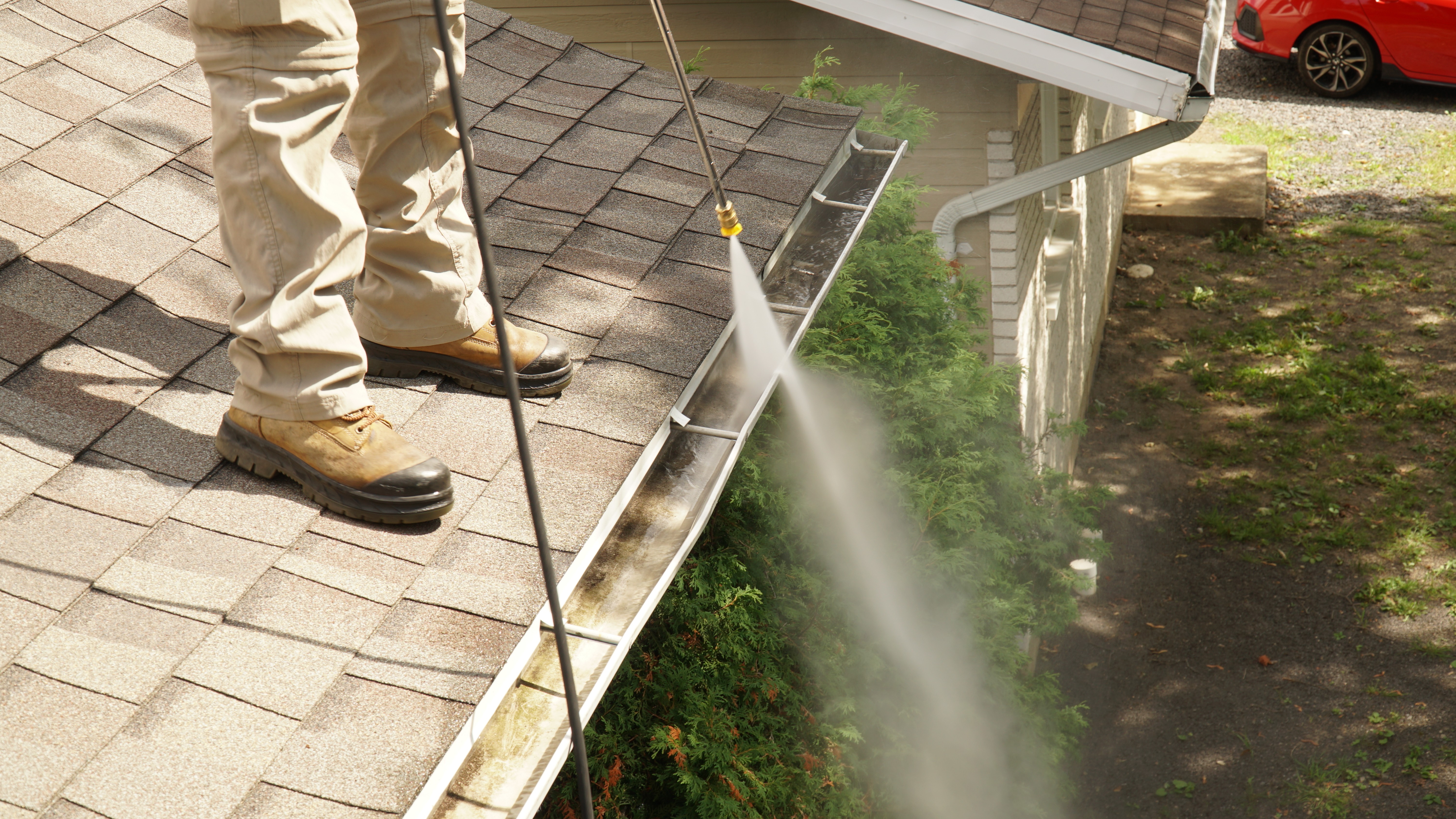 Débouchage de gouttières pour éviter les obstructions et fuites