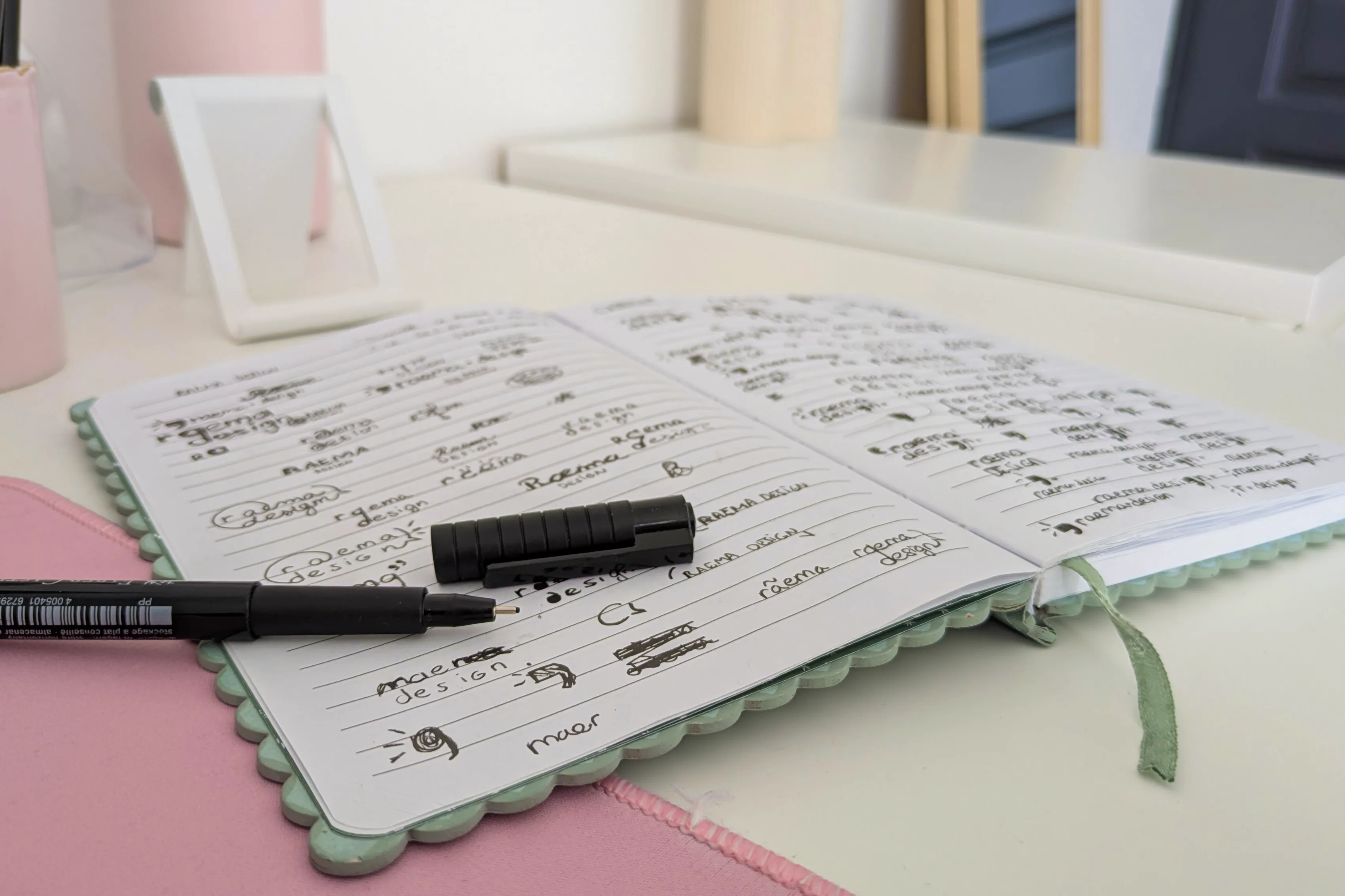 Recherches sur papier pour mon logo