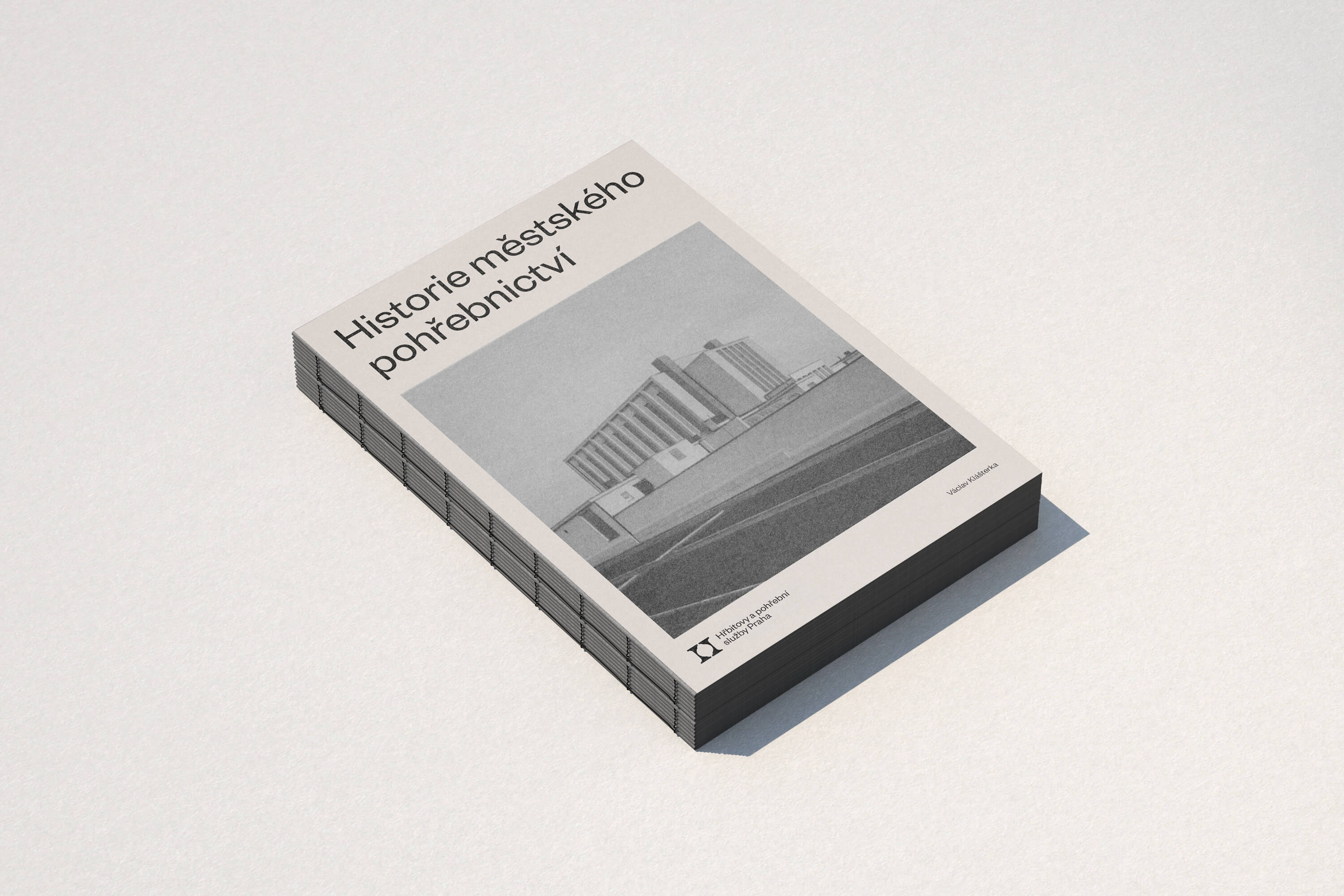 Nová vizuální identita pro Hřbitovy a pohřební služby Praha od studia Matouš Design, oceněná DESIGN BODem za citlivé grafické zpracování. Na fotografiích je vidět nové logo, ilustrace, orientační systém a tiskoviny, které přetvářejí pohled na hřbitovy jako na klidná a důstojná místa setkávání i vzpomínek.