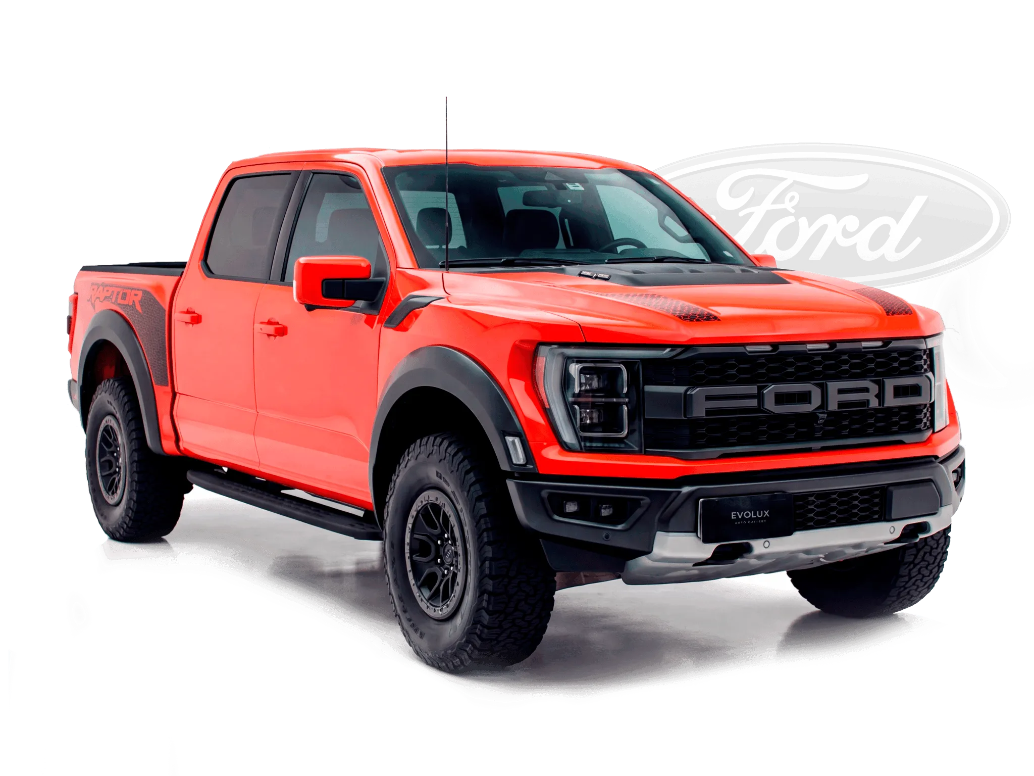 Ford F-150 Raptor naranja recortada sobre fondo gráfico con logo Ford detrás