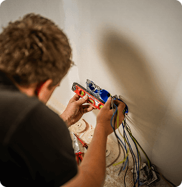 Reinard van Van Voorst Elektrotechniek legt verlichting aan bij klant