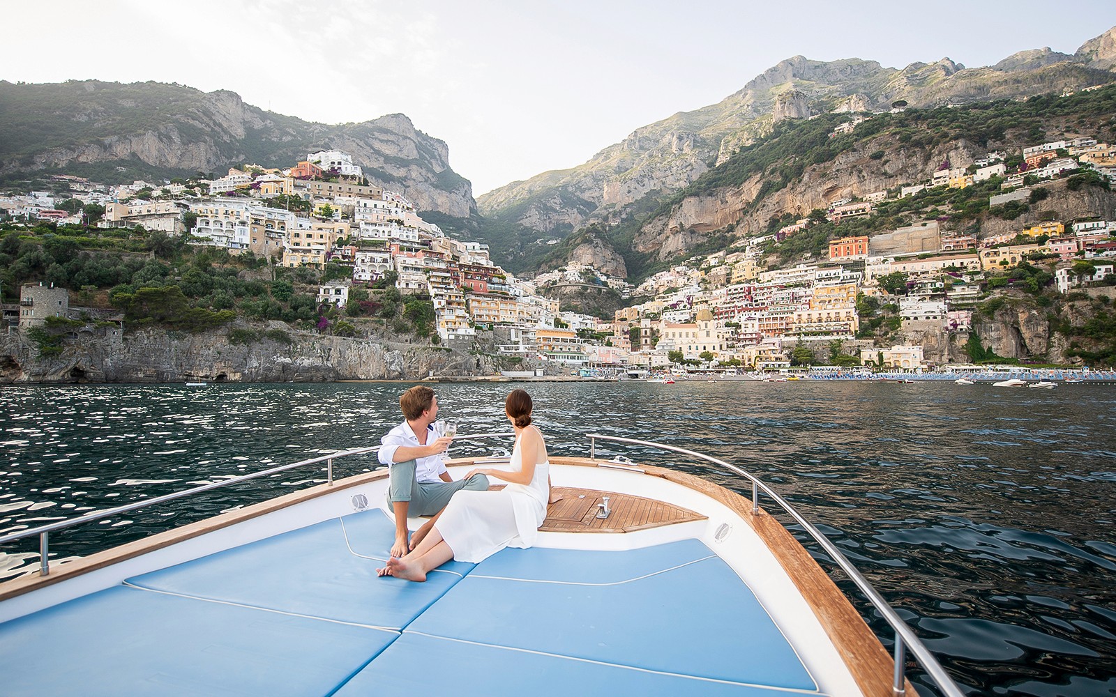 Par som njuter av en båttur med utsikt över Positano på Amalfikusten.