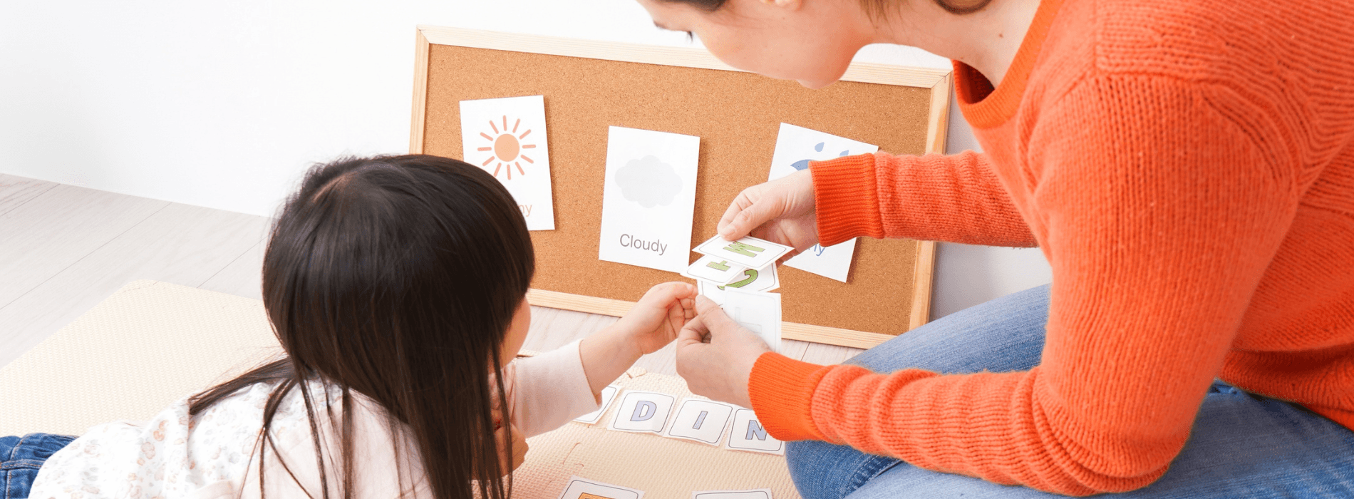 Enfant qui joue avec des lettres et des mots