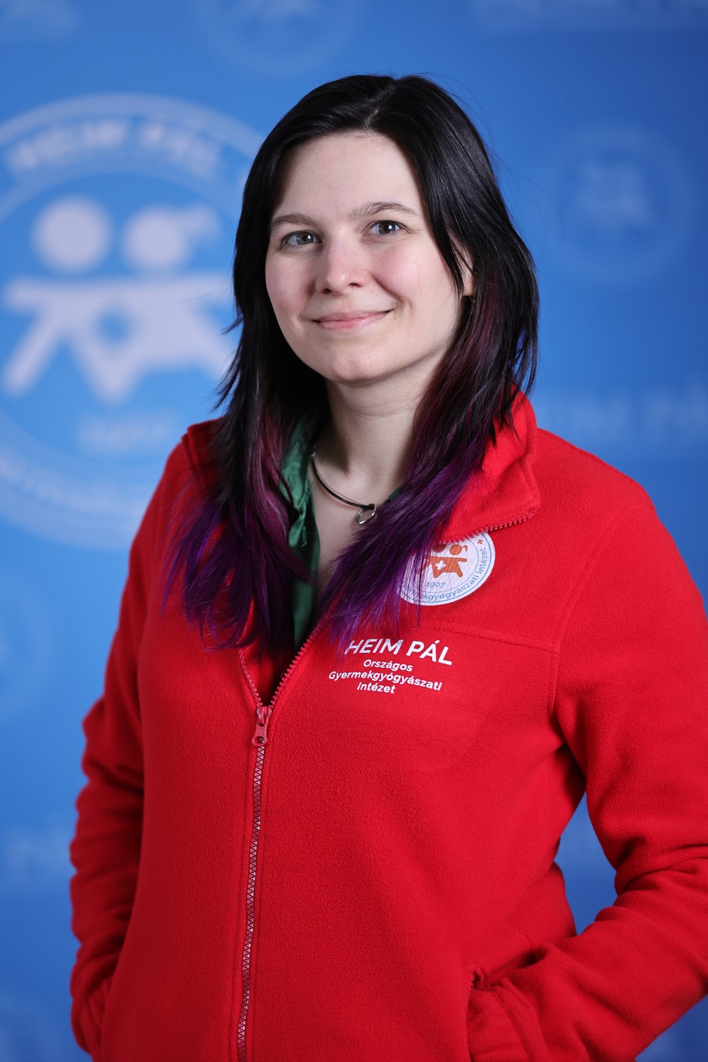 Hosszúhajú nő piros kardigánban