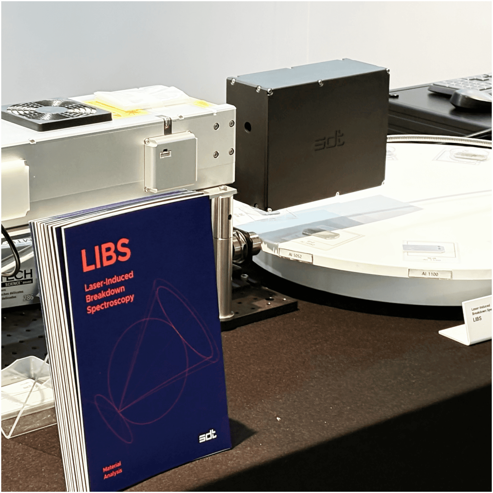 인터배터리 2026 전시회에서 SDT(에스디티)가 LIBS를 활용하여 배터리 제조 공정 중 유입될 수 있는 미세 이물질의 성분을 감시·분석하는 기능을 시연하고 있다.