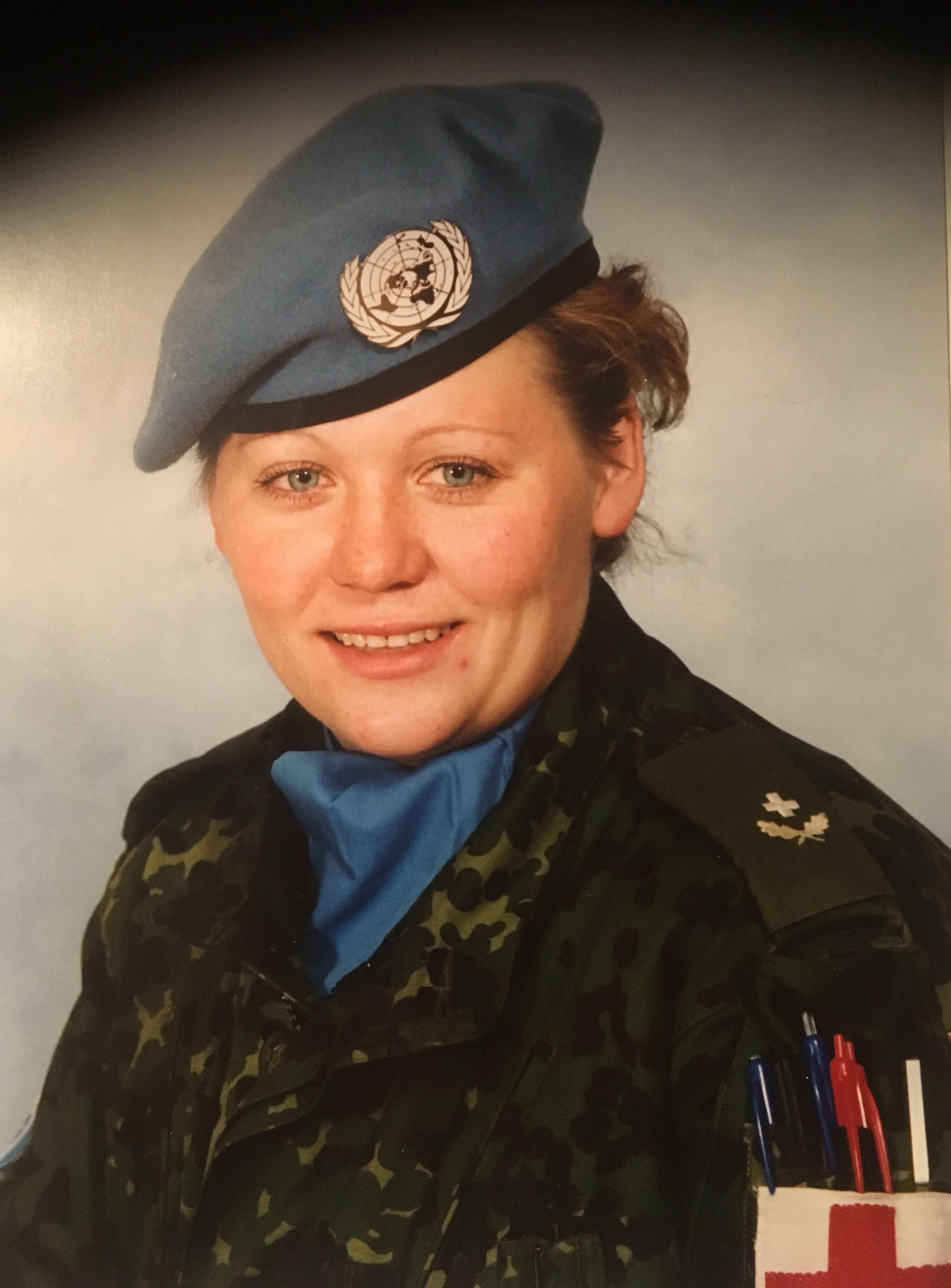 Portætfoto af Suzi Elena Apelgren i militær uniform af FN sygeplejerske. Officiel foto inden udsendelsen til Bosnien