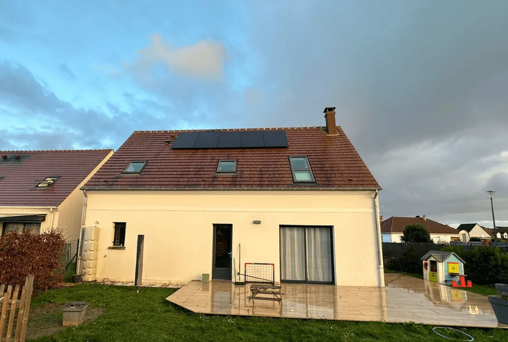 Photo d'une maison prise depuis le jardin qui vient d'être équipe de panneaux photovoltaïques par Solarock