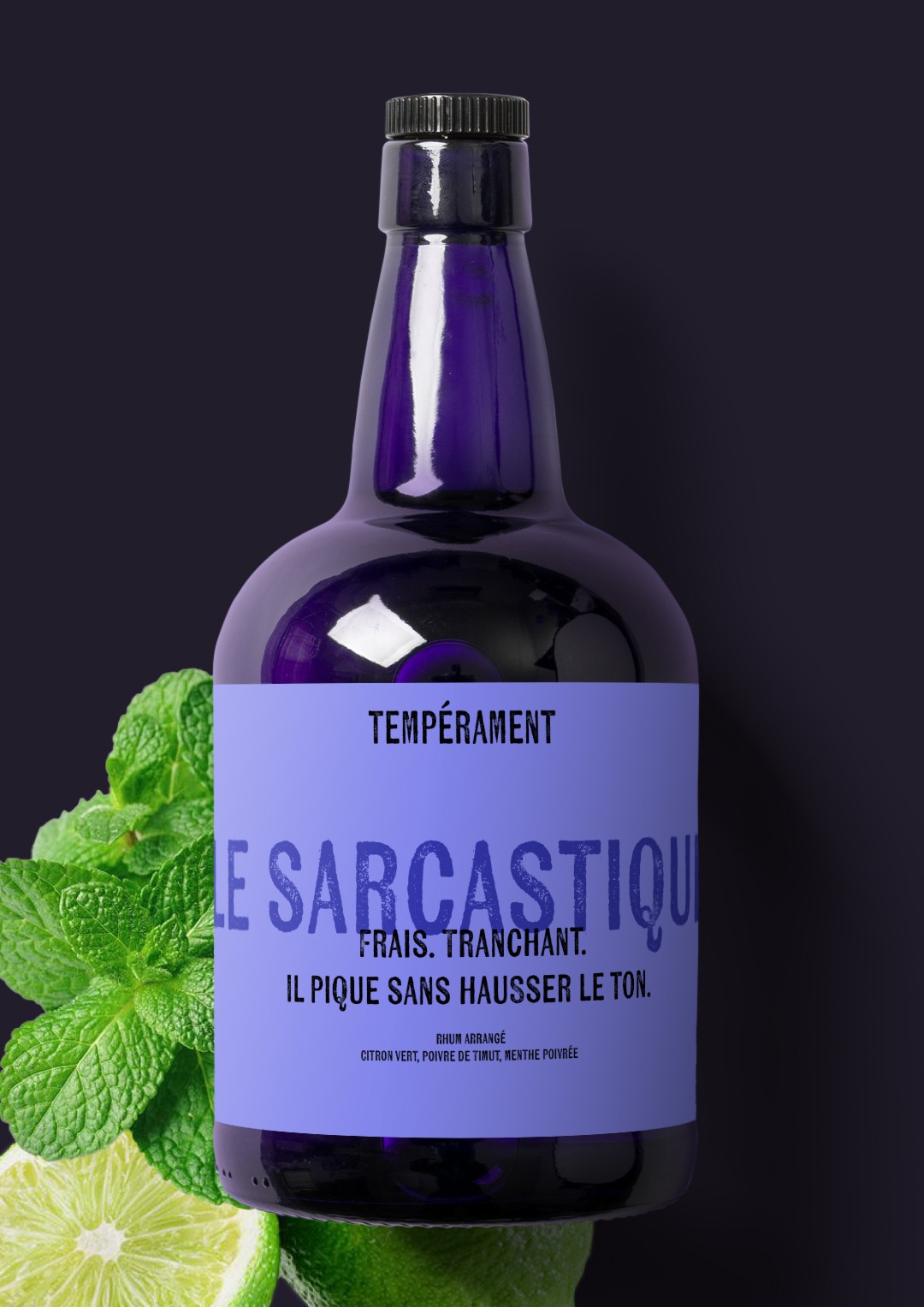 Bouteille Le Sarcastique Tempérament — flacon violet profond, étiquette lavande typographie bold, "Frais. Tranchant. Il pique sans hausser le ton.", mise en scène citron vert et menthe poivrée, packaging rhum arrangé Tartelette Concept Toulouse
