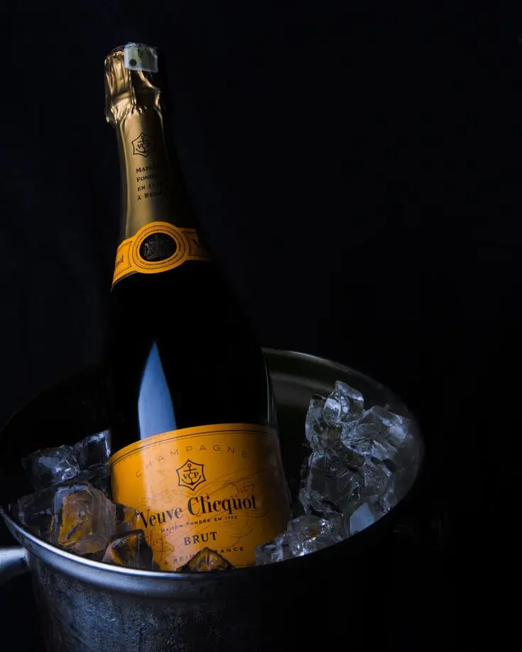 Bouteille de champagne dans un seau de glaçons