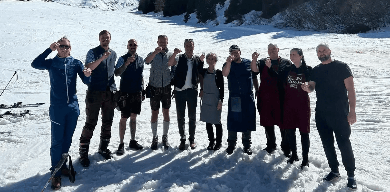 Ein Bild von dem Team auf der Bubis Schihütte.