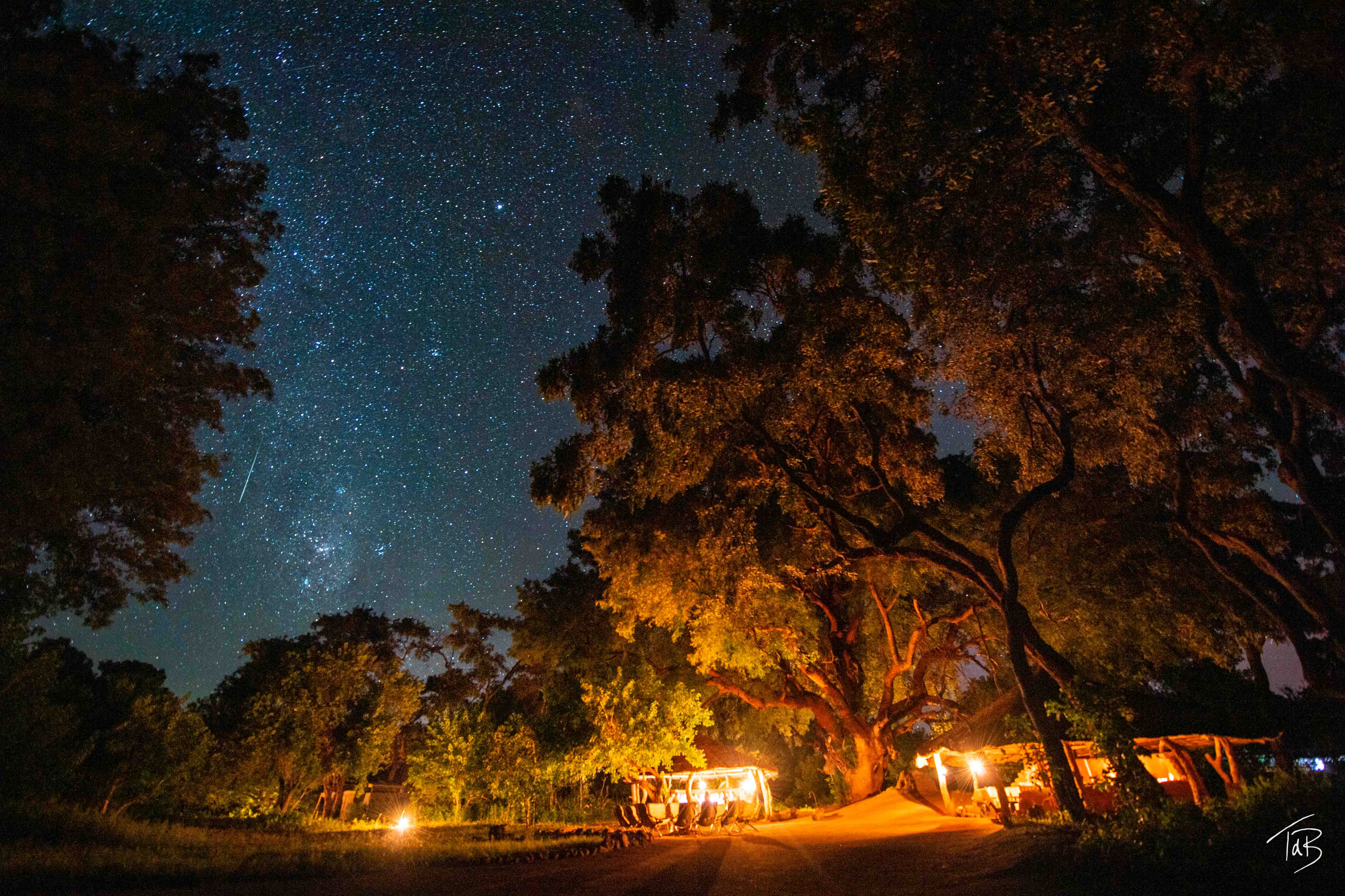 African Explorer, Botswana. Natten i Mashatu är fylld av stjärnor och bushens ljud. Att somna under den öppna himlen gör varje ridresa oförglömlig.